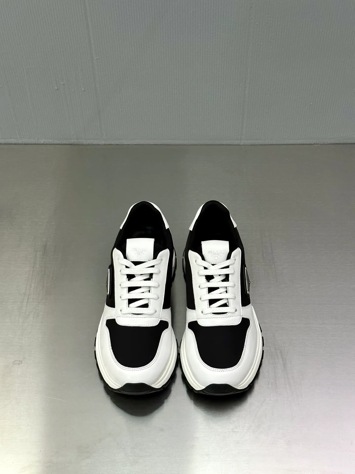 💰740 Prada/Prada men's new mesh stitching sneakers. This sneaker presents a modern version, reinterpreting the brand's archive style with clean lines and smooth details. The shoes are made of calf leather and technical fabric, with a triangular metal logo on the outside, bright TPU decoration on the heel, and a longer and padded inner heel design for a more comfortable fit. The tongue is decorated with a silk-screen logo, and is paired with a hollow rubber sole on the heel. The full cowhide lining comes standard with logo cowhide foot pads, making the upper foot taller, more comfortable, and versatile! Comes with full original packaging! Size: 39-40-41-42-43-44 standard leather shoe size (45 can be customized and does not support returns)